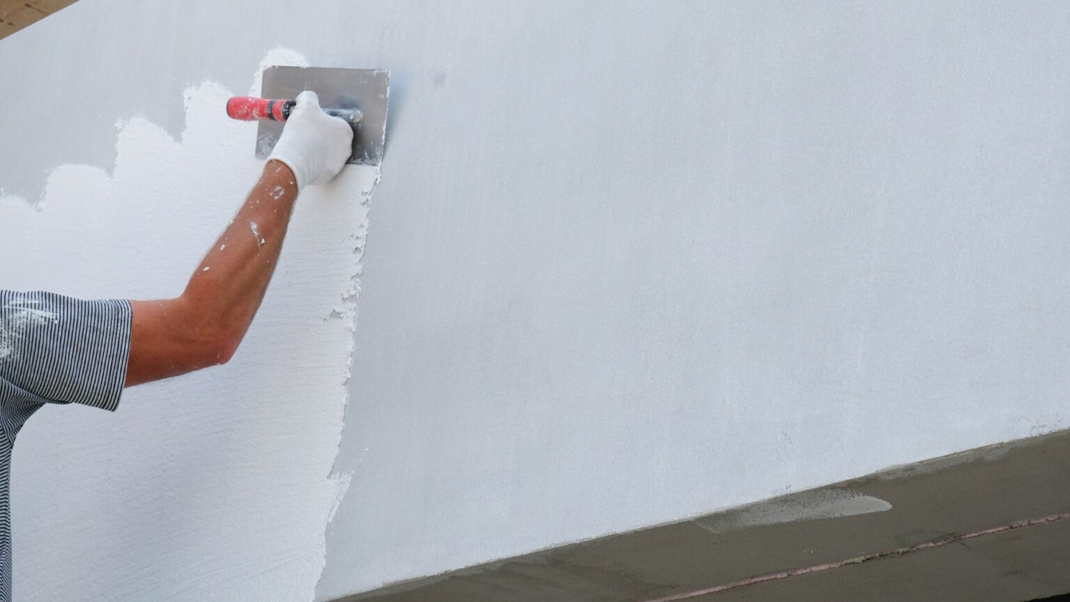 Servicio de rehabilitación y pintura de fachadas deterioradas en Madrid